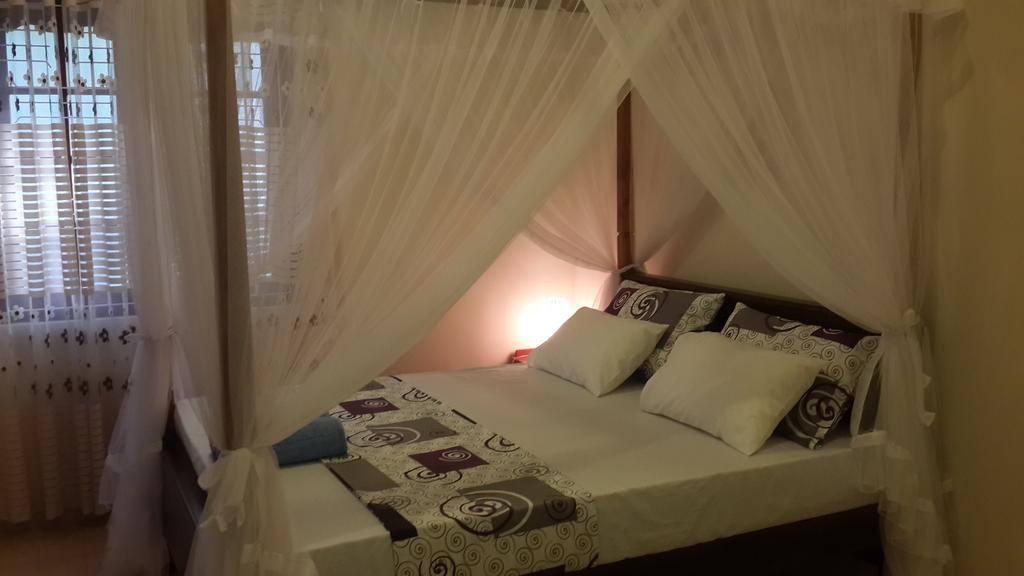 Golden Beach Rest Hotel Tangalle Buitenkant foto