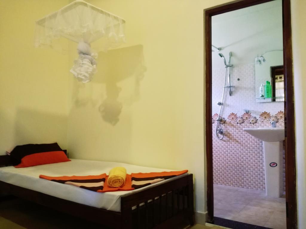 Golden Beach Rest Hotel Tangalle Buitenkant foto