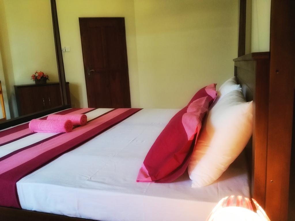 Golden Beach Rest Hotel Tangalle Buitenkant foto